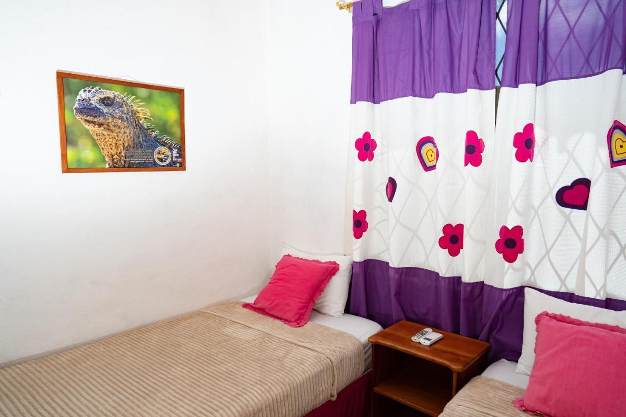 Tintorera Guest House Puerto Ayora  Exterior photo
