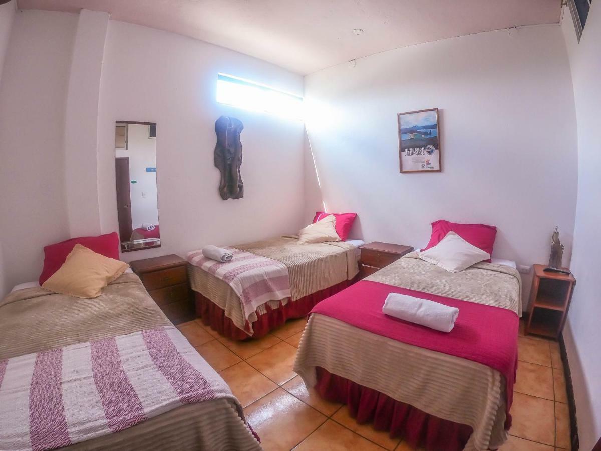 Tintorera Guest House Puerto Ayora  Exterior photo
